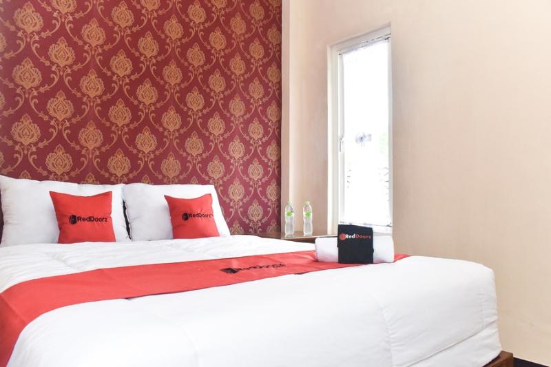 RedDoorz Syariah near Batu Night Spectacular - carbon neutral hotel in Malang