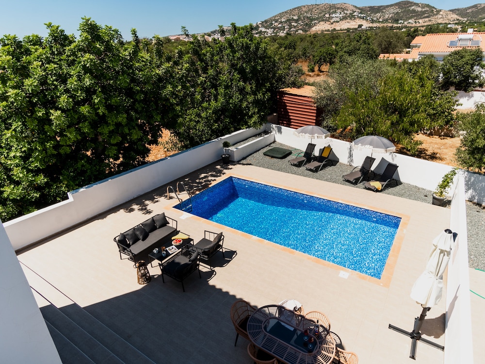Sanders White Mountains Modern Villa With Pool