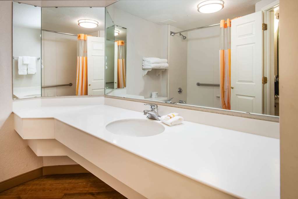 La Quinta Inn & Suites by Wyndham Colorado Springs South AP - photo 46