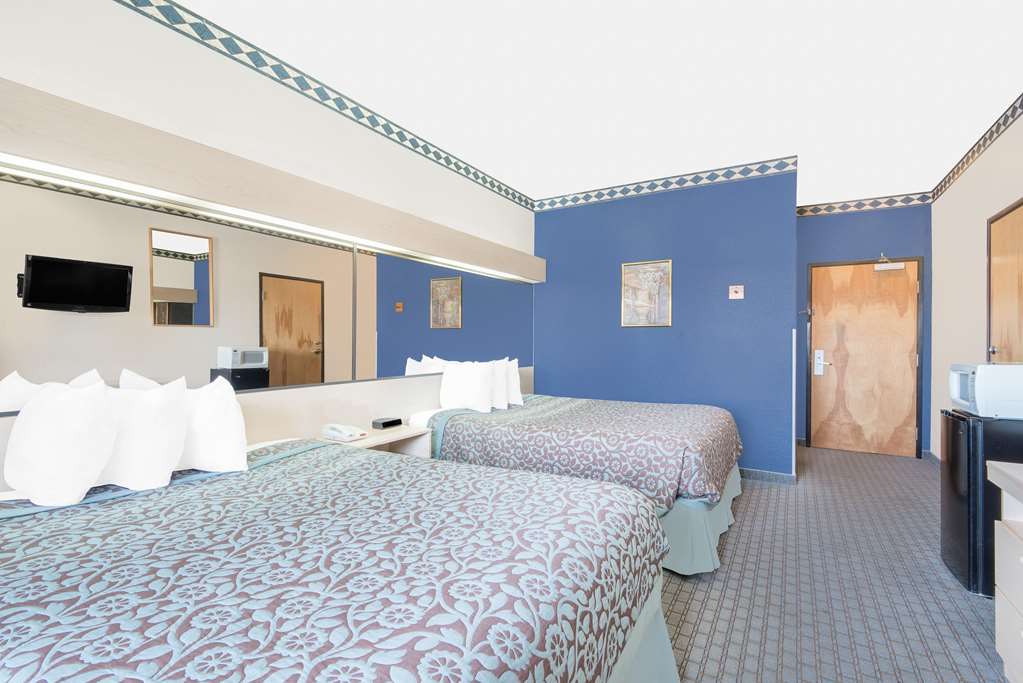 Days Inn & Suites by Wyndham Hutchinson - photo 10