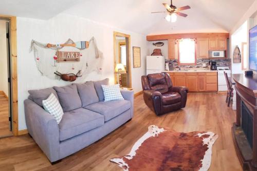 Lakeside Retreat Romantic Cabin Resort Pool Dock Fire Pit — hotel in Forsyth