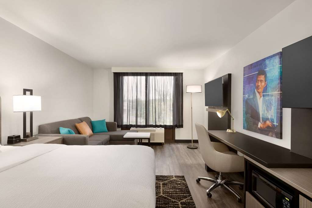 La Quinta Inn & Suites by Wyndham Dothan - photo 39