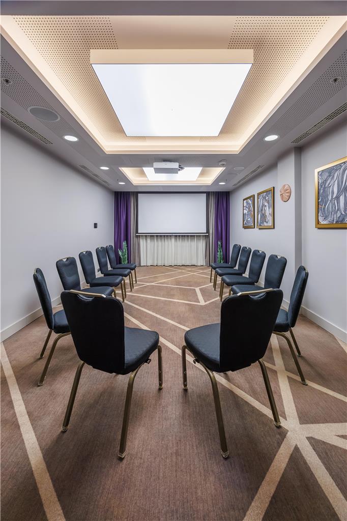 Plaza Suite Chaircircle