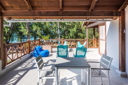 Quaint 2BDR Apt in Melville Public Beach w pool — 4-Star Luxury Hotel in Grand Gaube, Mauritius