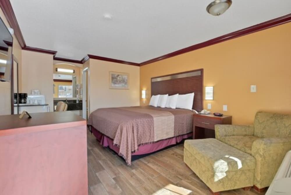 America's Deluxe Inn - photo 21