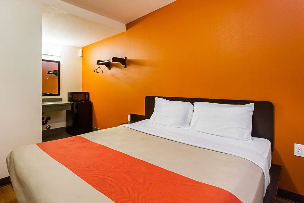 Motel 6 on Maple - photo 10
