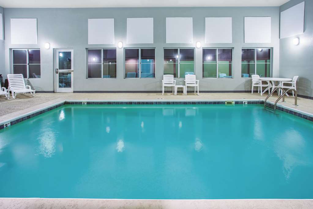 La Quinta Inn & Suites by Wyndham O'Fallon IL St. Louis - photo 8