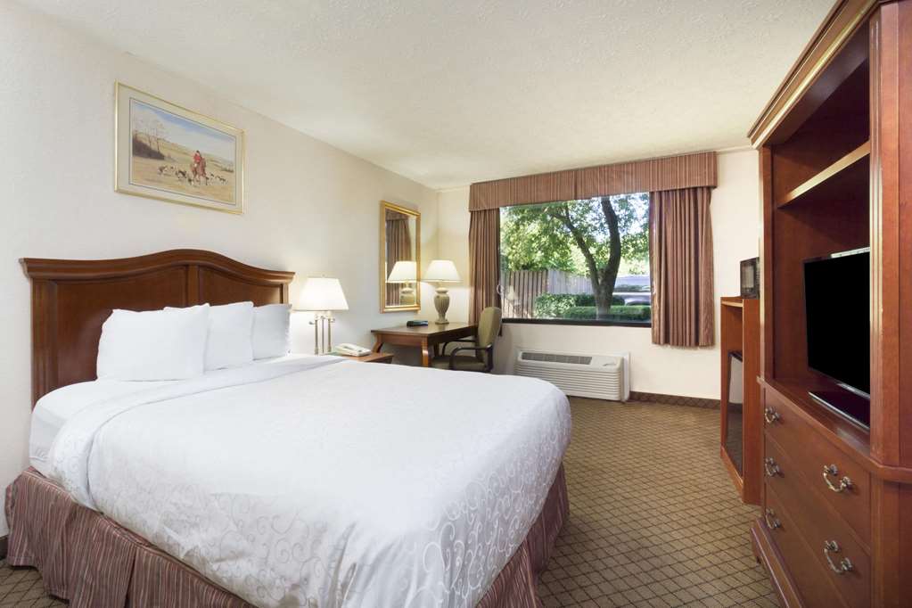 Days Inn by Wyndham Columbus Airport - photo 9