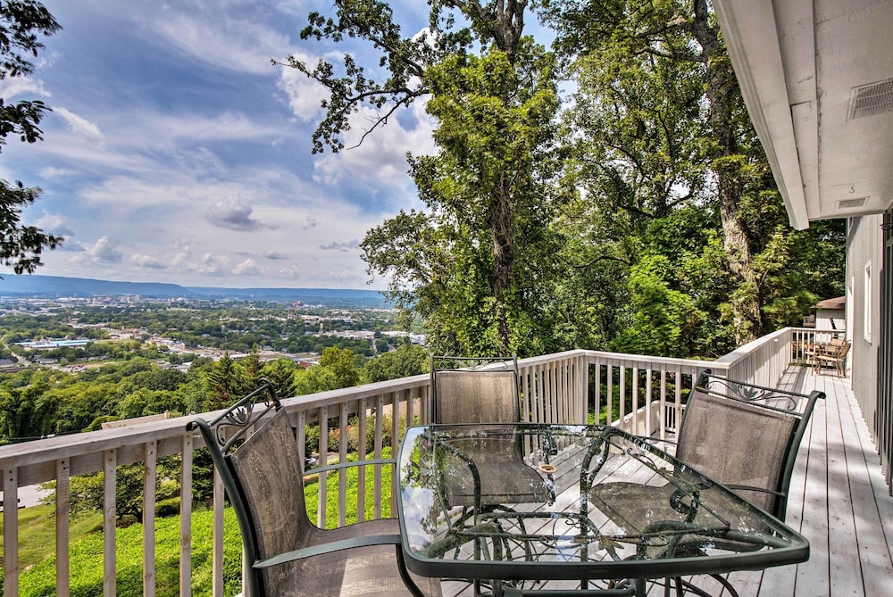 Upscale Chattanooga Home on Missionary Ridge — 4-Star Luxury Hotel in Chattanooga, United States
