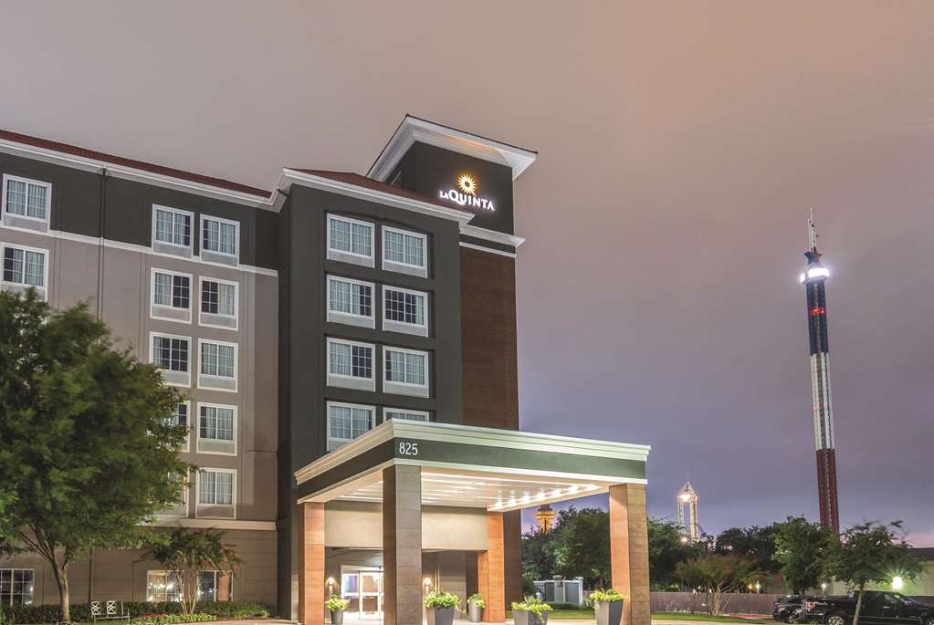 La Quinta Inn & Suites by Wyndham Arlington North 6 Flags Dr - photo 4