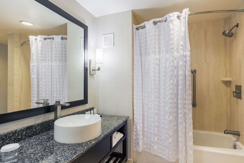Embassy Suites Newark Airport - photo 22