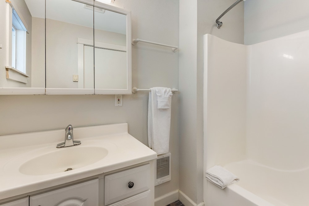 Bend Riverside Inn & Suites - photo 364