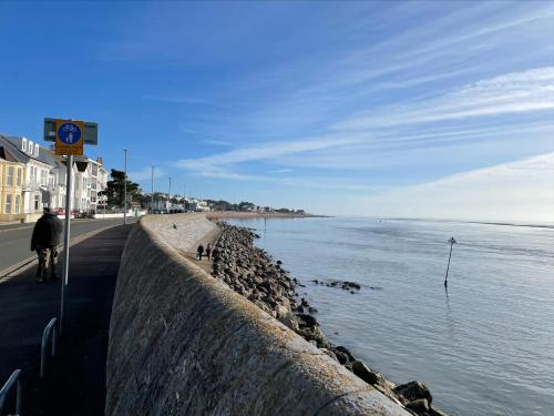 Seaview Apartment with parking — 4-Star Luxury Hotel in Exmouth, United Kingdom