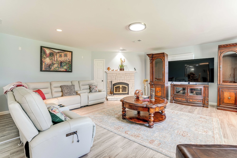 Hot Tub & Fenced Yard: Dog friendly Gem in Denison — hotel in Denison