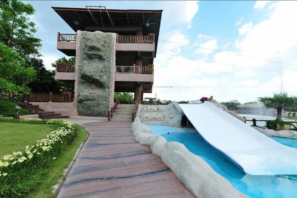 Chart Thip Resort - carbon neutral hotel in Sung Noen