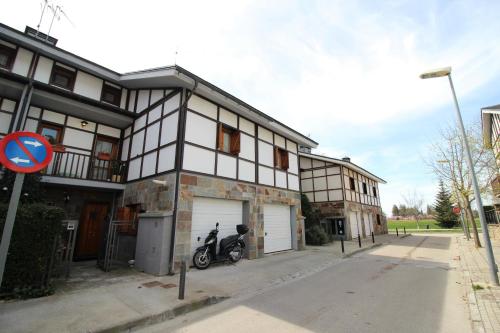 Chalet junto a la Ciudadela de Jaca — 4-Star Luxury Hotel in Jaca, Spain