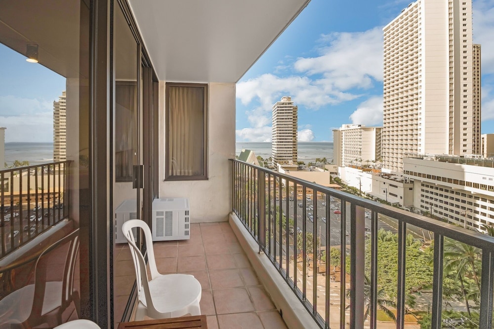 Spacious and Comfortable Ocean View Waikiki Banyan Condo FREE Parking by Koko Resort Vacation Rentals - photo 23