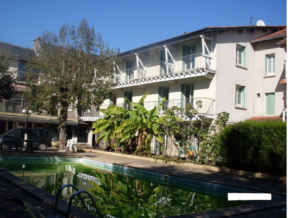 Les 2G in Larche, France