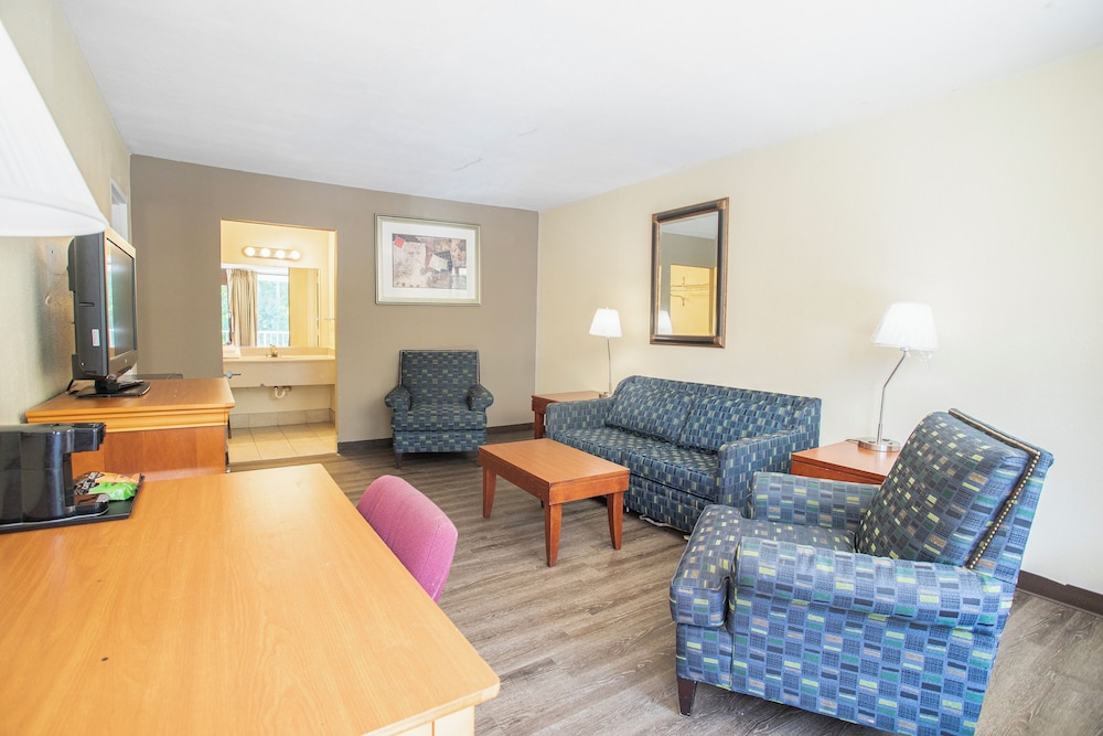 OYO Hotel Greensboro East I 40 - photo 13