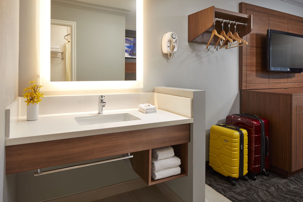 Studio Inn and Suites at Promenade Downey - photo 20