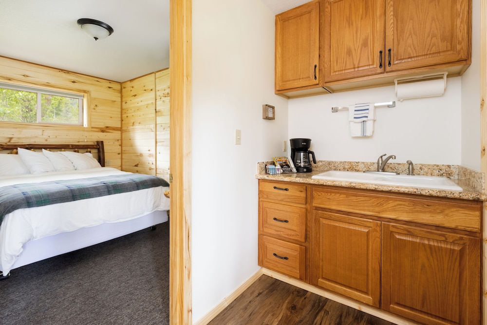 Beargrass Lodging and RV Resort - photo 69