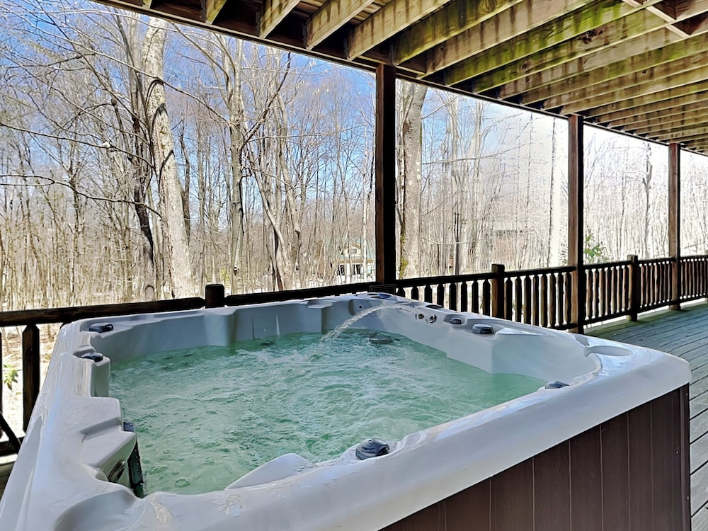 Montana East by Taylor Made Deep Creek in Oakland, United States