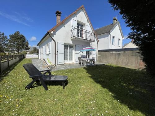 Maison avec jardin clos à 600m de la plage 4 chambres barbecue proche commerces et attractions FR 1 361 495 — 4-Star Luxury Hotel in Jullouville, France