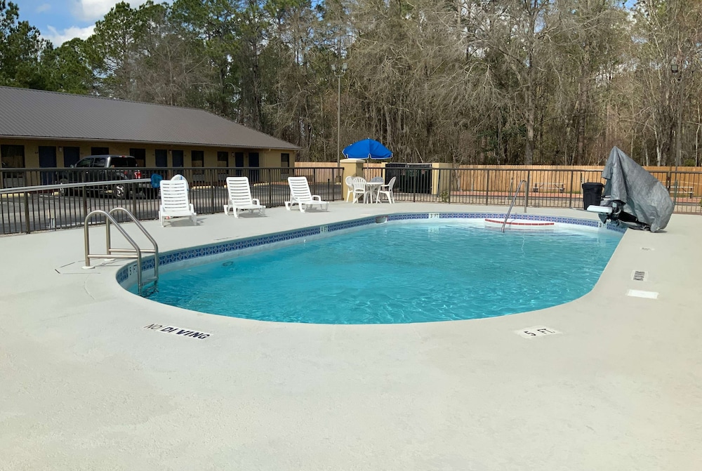 Days Inn by Wyndham Lake City I 10 - photo 17