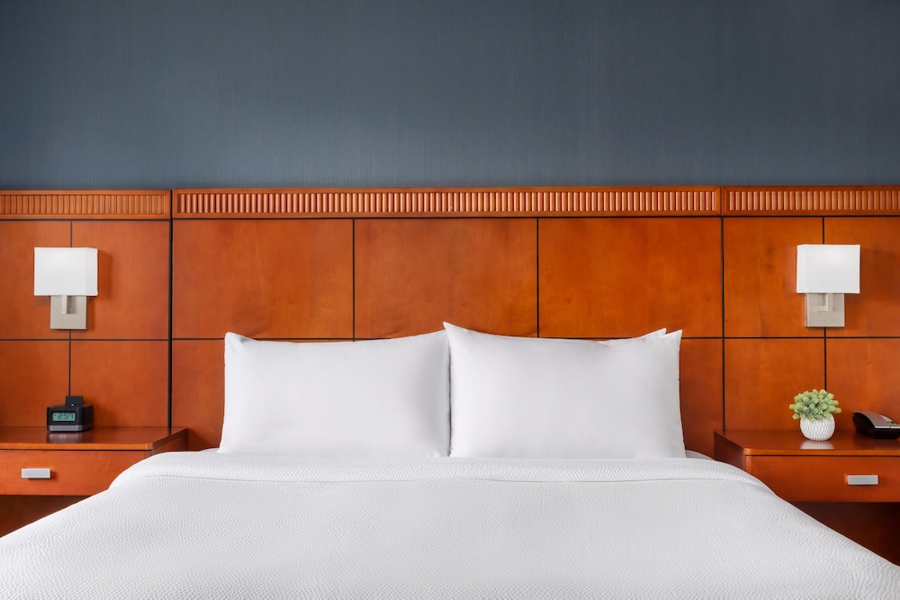 Courtyard by Marriott Manchester Boston Regional Airport - photo 6