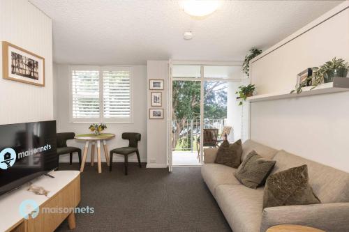 Studio Apt With Parking Balcony & Water Views — 4-Star Luxury Hotel in Sydney, Australia