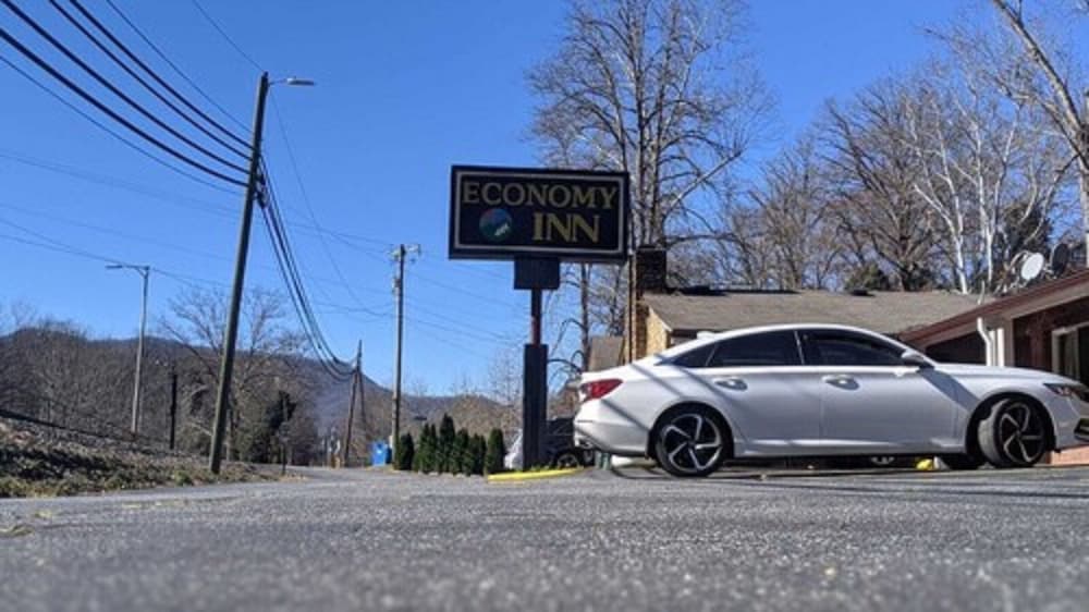 Economy Inn Sylva - photo 35