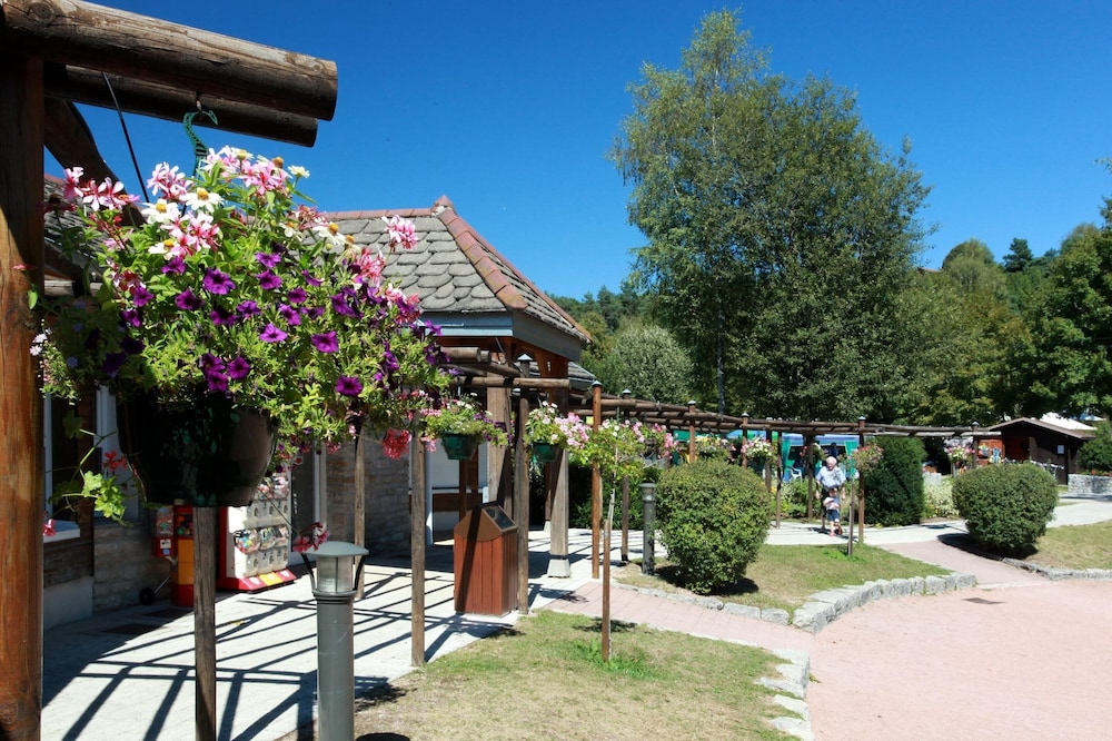 Camping Le Fayolan — 4-Star Luxury Hotel in Clairvaux-Les-Lacs, France