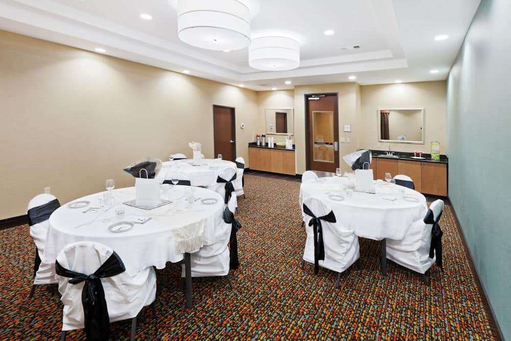 La Quinta Inn & Suites by Wyndham Tulsa Catoosa Route 66 - photo 37
