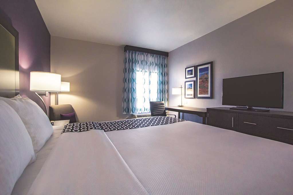 La Quinta Inn & Suites by Wyndham Pampa - photo 33