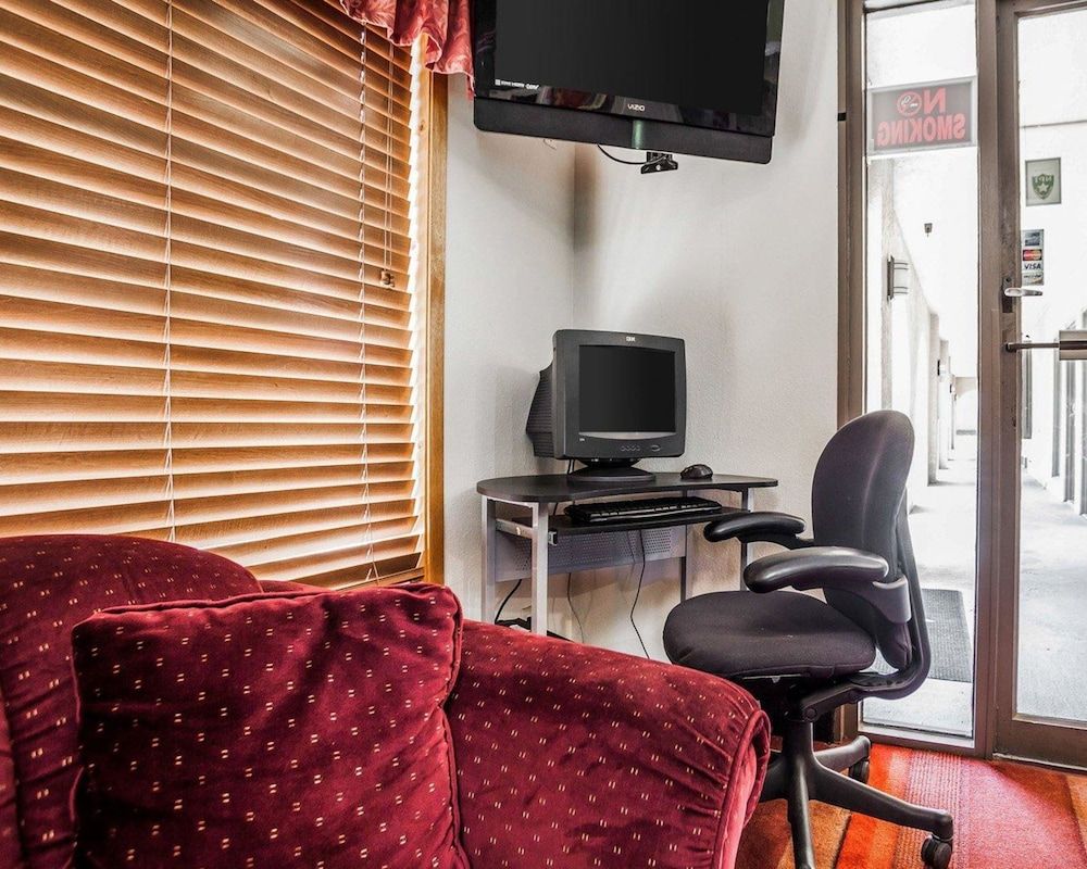 Econo Lodge Urbandale - photo 3