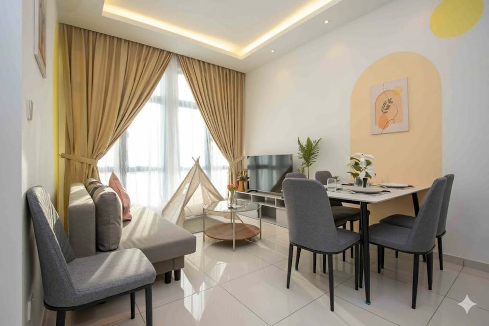 A Comfy & Bright 2BR Suasana Suite 6 FREE Parking — 4-Star Luxury Hotel in Johor Bahru, Malaysia