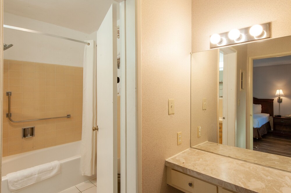 Studio City Court Yard Hotel - photo 32