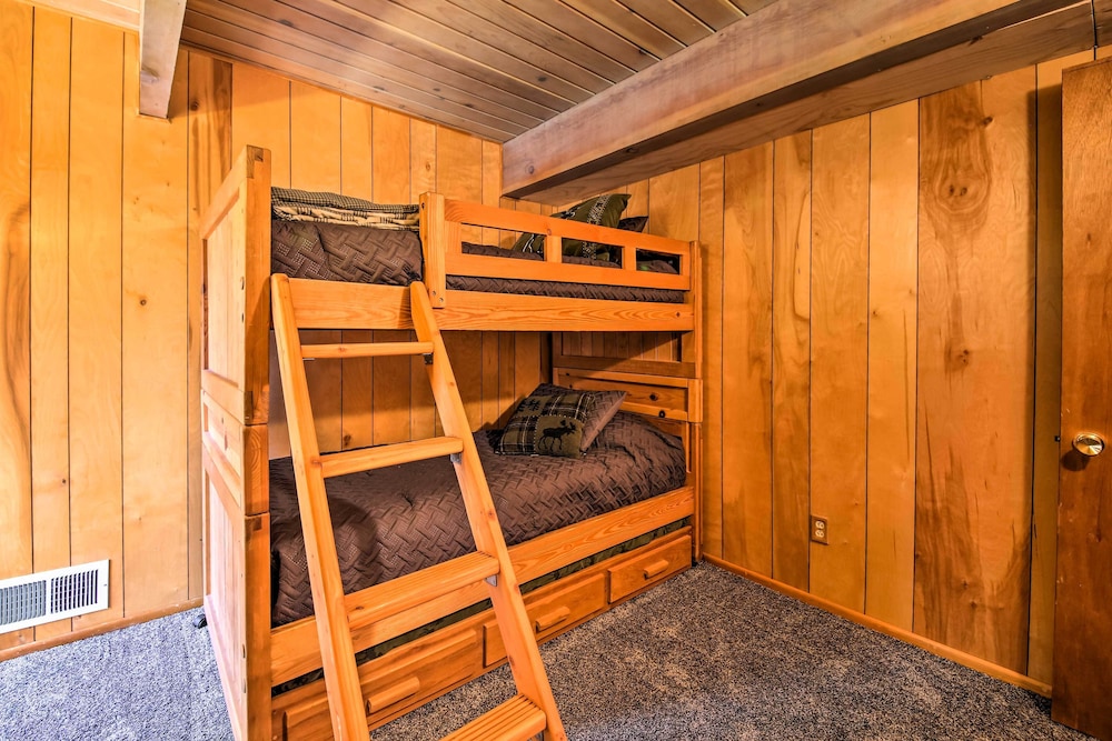 5 Mi to Big Bear Mtn Resort Cozy Cabin with Deck