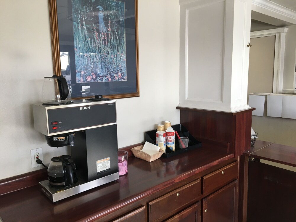 Econo Lodge Inn and Suites Central - photo 20