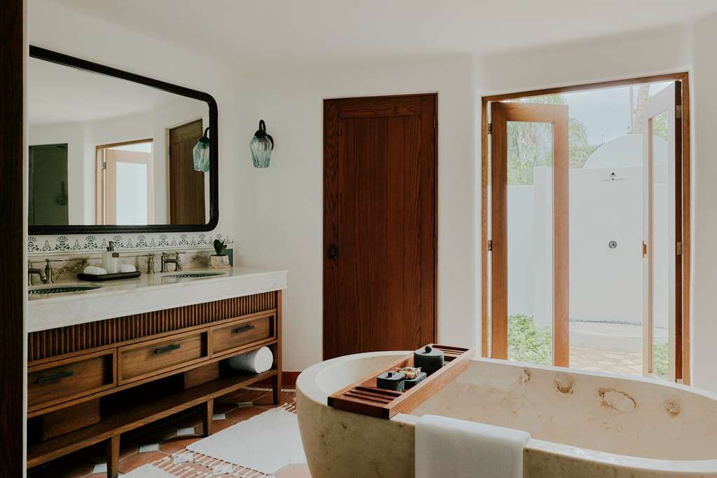 Suite Bathroom