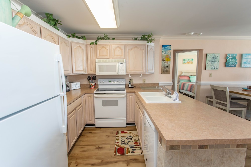 Royal Garden Resort 401 3 Bedroom Condo by Redawning - photo 13
