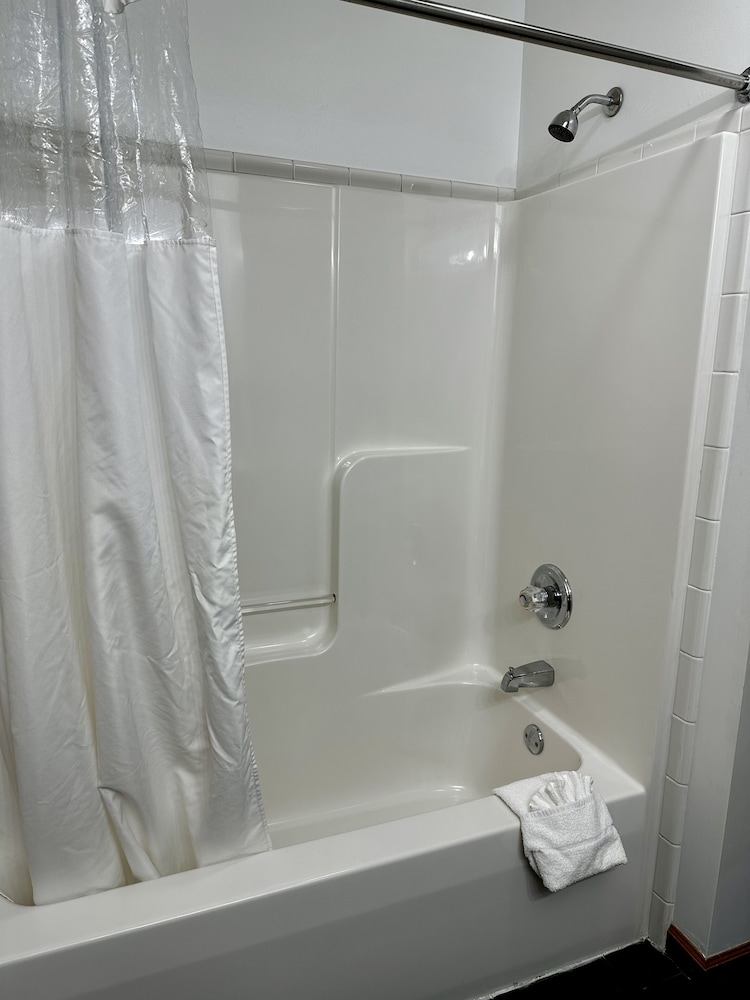 Attica Inn - photo 30