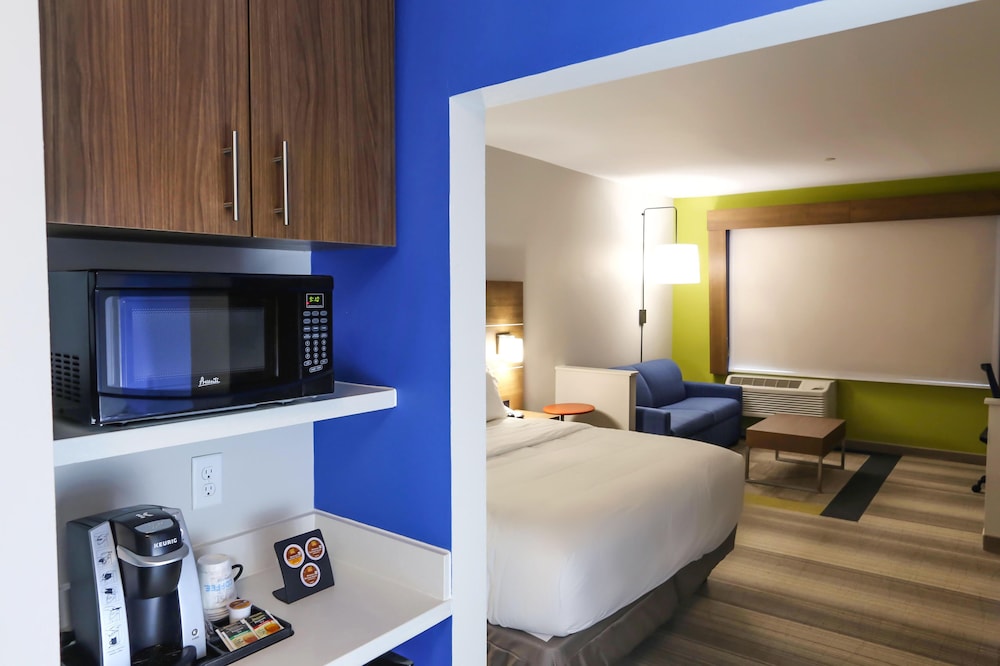 Holiday Inn Express & Suites Houston IAH Beltway 8 by IHG - photo 26