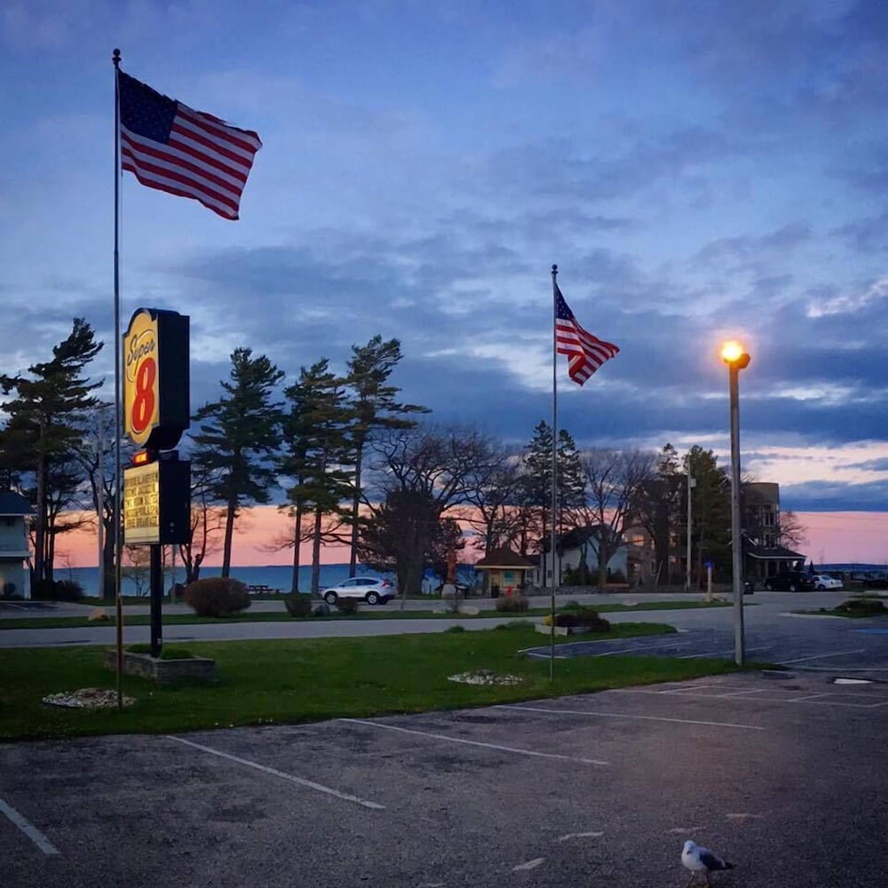 Super 8 by Wyndham Bridgeview of Mackinaw City - photo 38