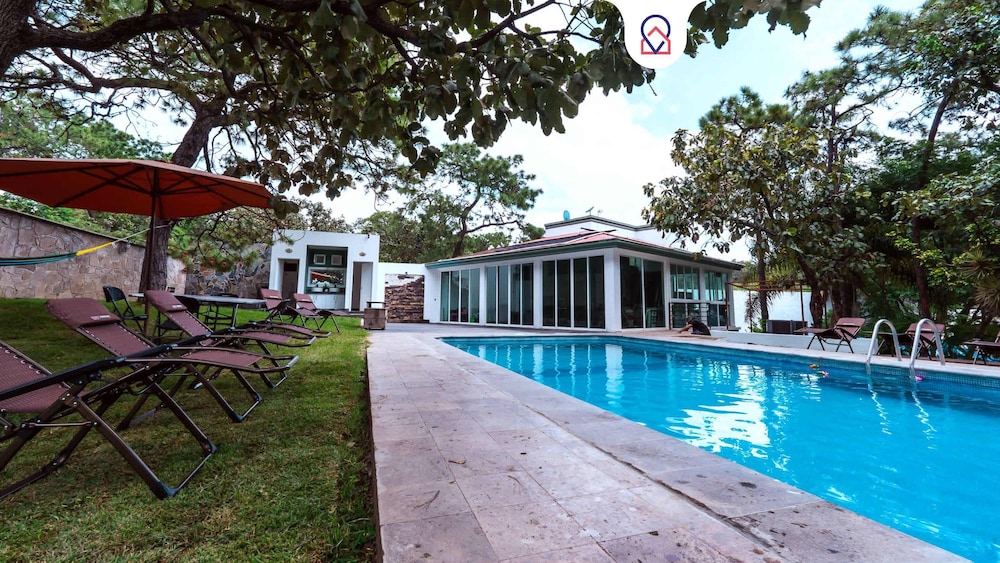Spacious Villa with Pool and Sports Area — 4-Star Luxury Hotel in La Venta Del Astillero, Mexico