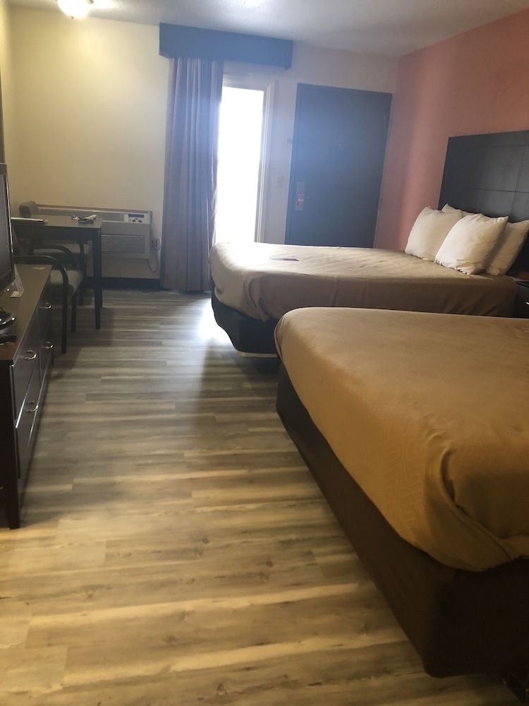 Econo Lodge Urbandale - photo 7