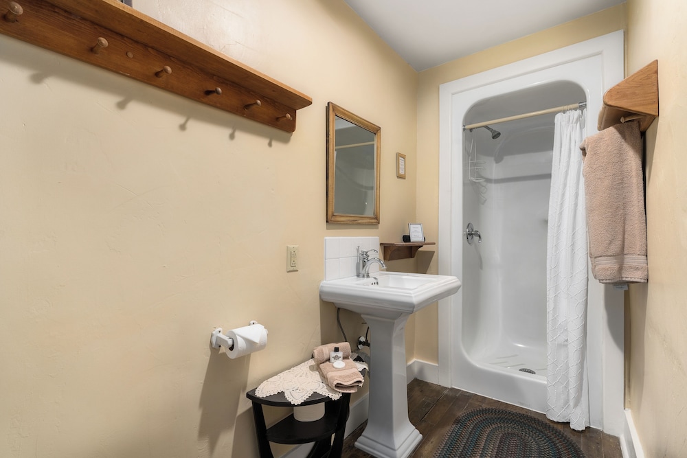 The Stagecoach Inn Bed & Breakfast and Five20 Social Stop - photo 42
