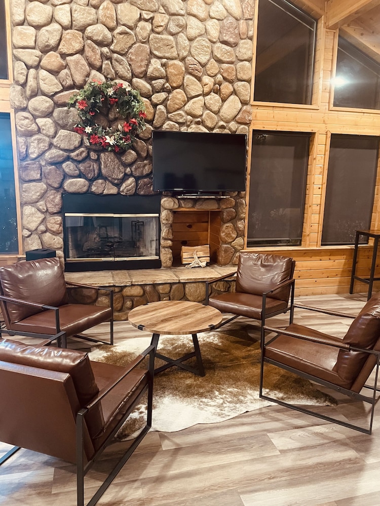 Majestic Mountain Inn - photo 4