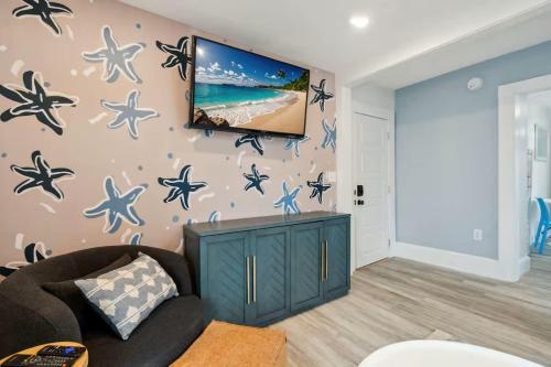 Newly Renovated Private Balcony Steps to Beach — 4-Star Luxury Hotel in Hampton, United States