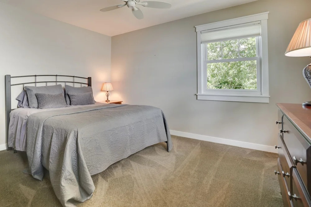 Lakefront Chippewa Falls Haven with Private Deck — hotel in Chippewa Falls